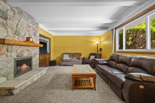S70W22020 Alameda DRIVE, Big Bend, WI 53103