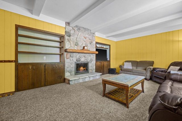 S70W22020 Alameda DRIVE, Big Bend, WI 53103