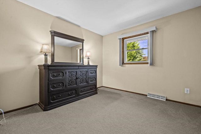 S70W22020 Alameda DRIVE, Big Bend, WI 53103