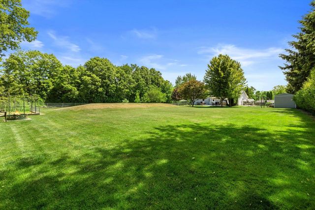 S70W22020 Alameda DRIVE, Big Bend, WI 53103