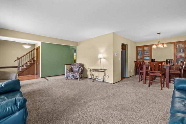 S70W22020 Alameda DRIVE, Big Bend, WI 53103