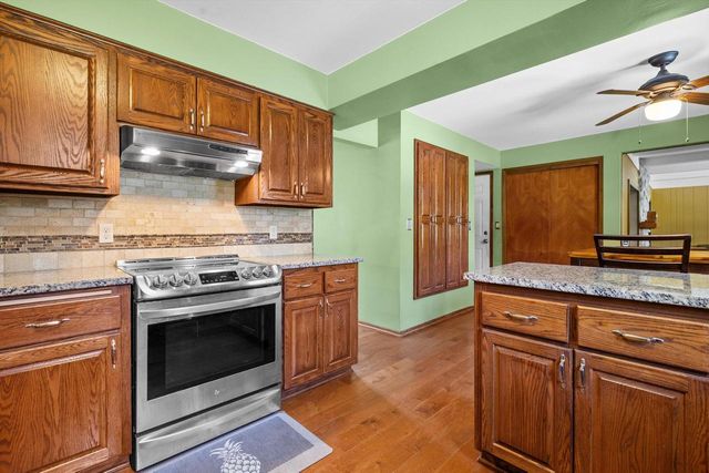 S70W22020 Alameda DRIVE, Big Bend, WI 53103
