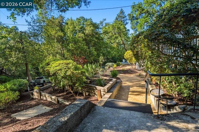 3 Mountain View Pl, Lafayette, CA 94549