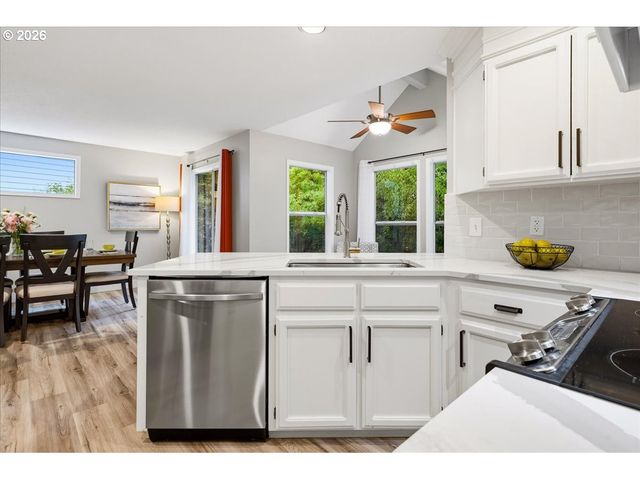 5702 Sw SEYMOUR St, Portland, OR 97221