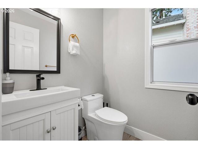 5702 Sw SEYMOUR St, Portland, OR 97221