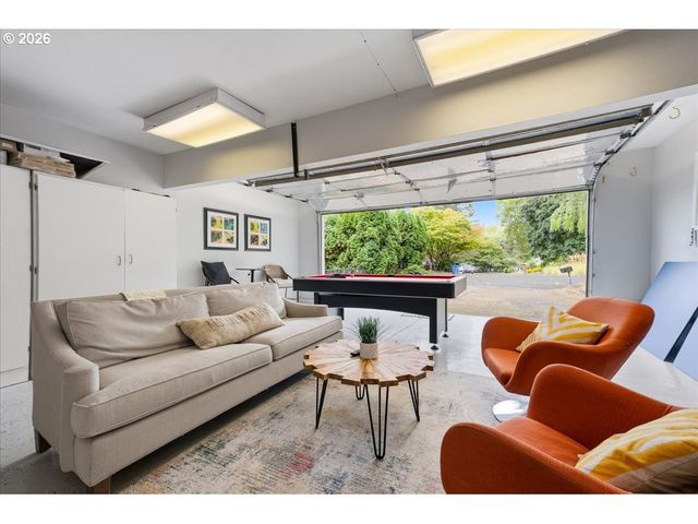 5702 Sw SEYMOUR St, Portland, OR 97221