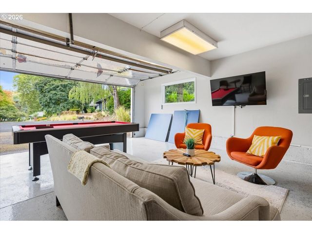5702 Sw SEYMOUR St, Portland, OR 97221
