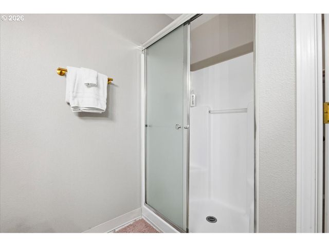 5702 Sw SEYMOUR St, Portland, OR 97221