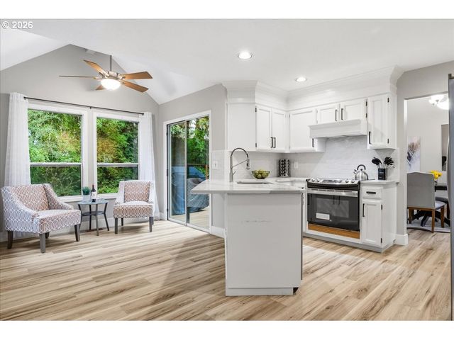5702 Sw SEYMOUR St, Portland, OR 97221