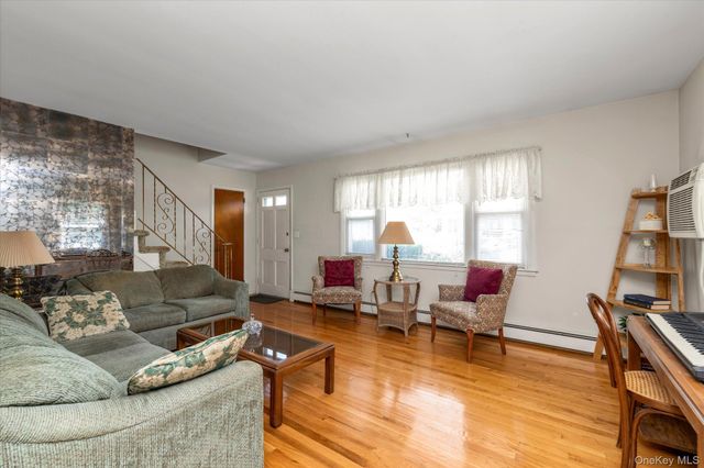 3 Avenue B, Locust Valley, NY 11560