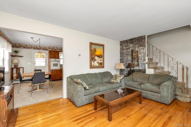 3 Avenue B, Locust Valley, NY 11560