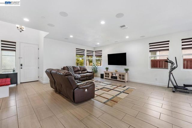 232 E Ramsey Dr, Mountain House, CA 95391