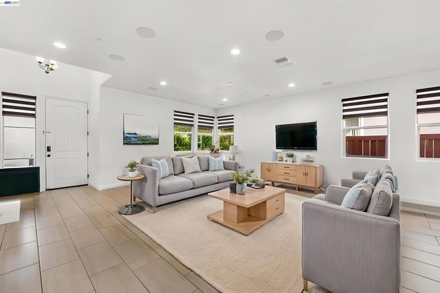 232 E Ramsey Dr, Mountain House, CA 95391