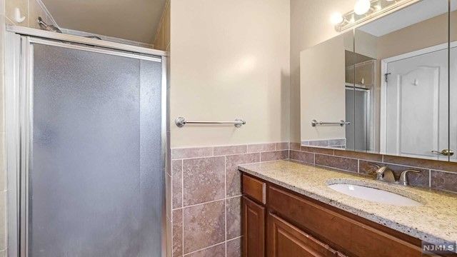 1042 Koelle Boulevard, Secaucus, NJ 07094