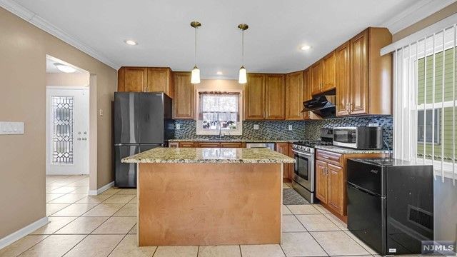 1042 Koelle Boulevard, Secaucus, NJ 07094