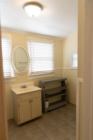 402 Alamo Street, El Campo, TX 77437