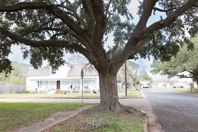 402 Alamo Street, El Campo, TX 77437