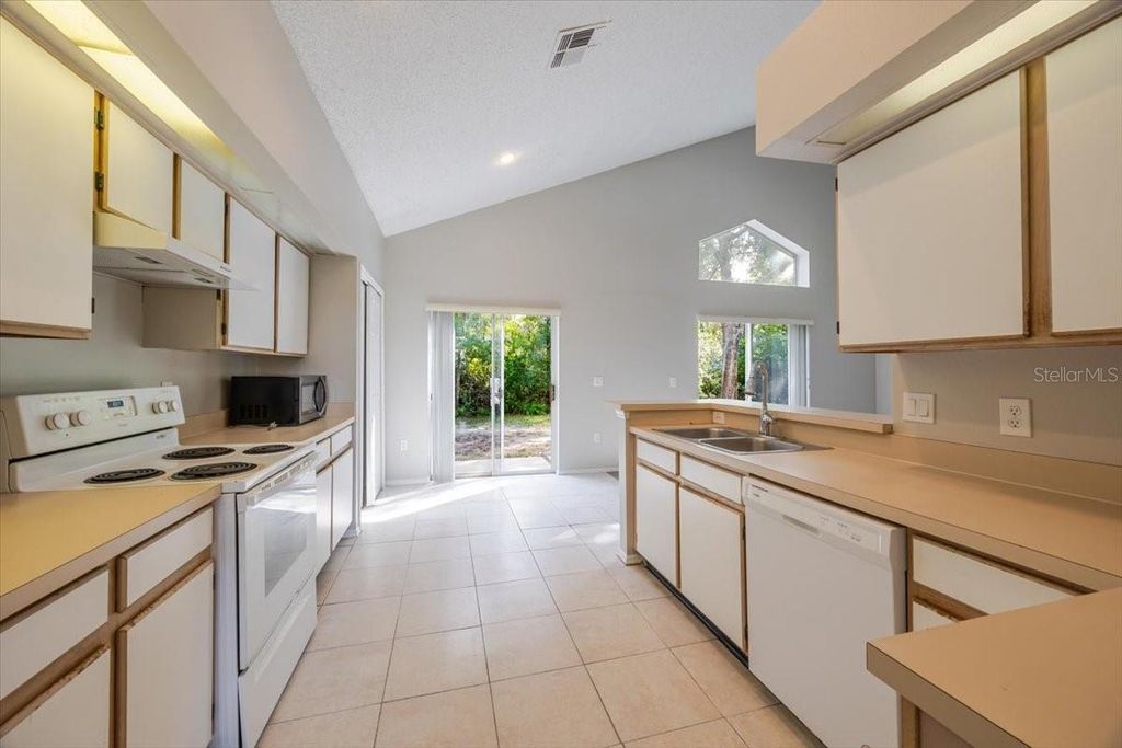 Image 16 of property listing at 14155 RIDGE CREEK COURT, Orlando, FL 32824