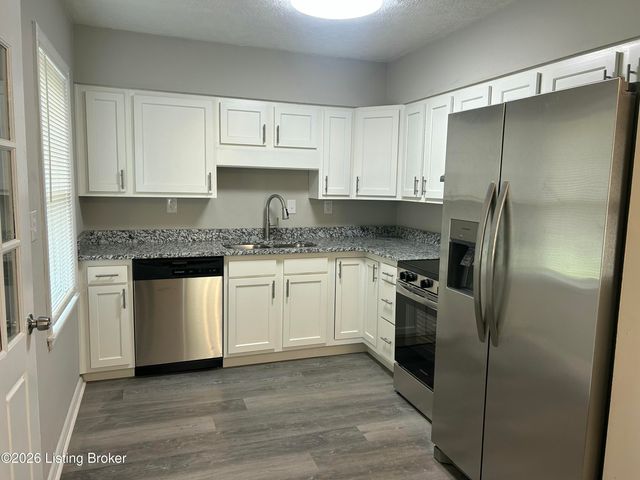 1208 Gallant Fox Run Rd, Lyndon, KY 40242