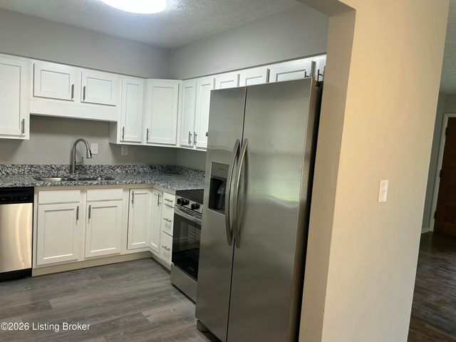 1208 Gallant Fox Run Rd, Lyndon, KY 40242