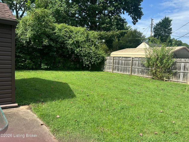 1208 Gallant Fox Run Rd, Lyndon, KY 40242