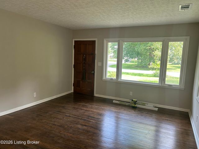 1208 Gallant Fox Run Rd, Lyndon, KY 40242