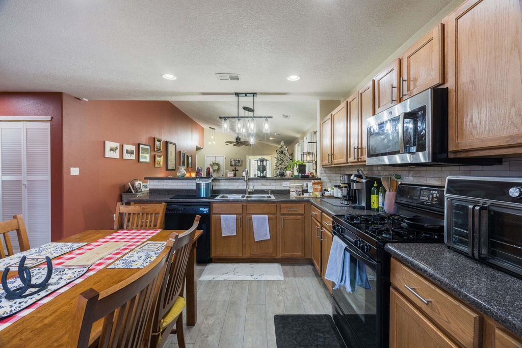 Image 11 of property listing at 1821 Gallinas Road NE, Rio Rancho, NM 87144