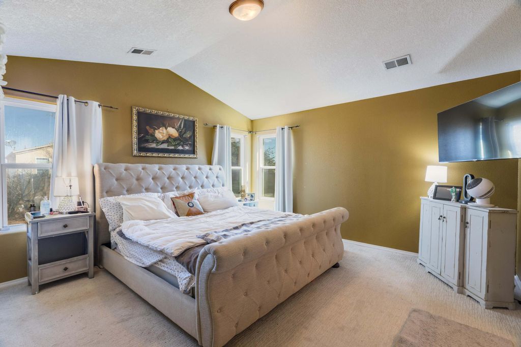 Image 12 of property listing at 1821 Gallinas Road NE, Rio Rancho, NM 87144