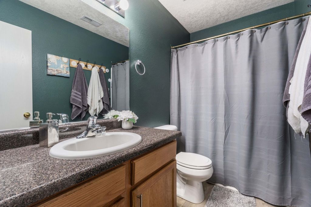 Image 17 of property listing at 1821 Gallinas Road NE, Rio Rancho, NM 87144