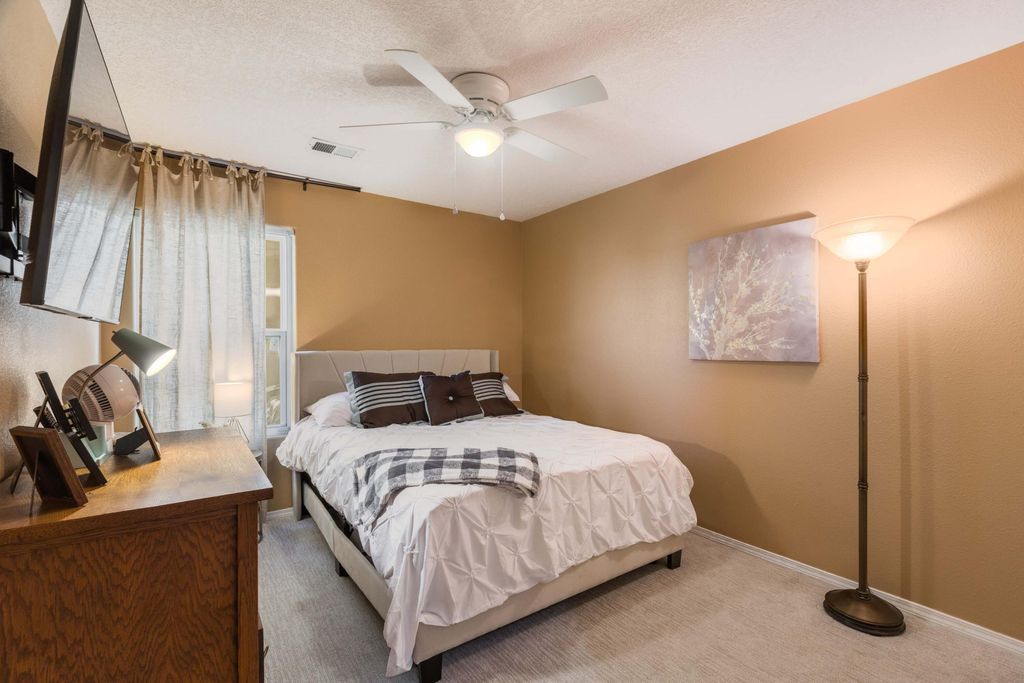 Image 18 of property listing at 1821 Gallinas Road NE, Rio Rancho, NM 87144