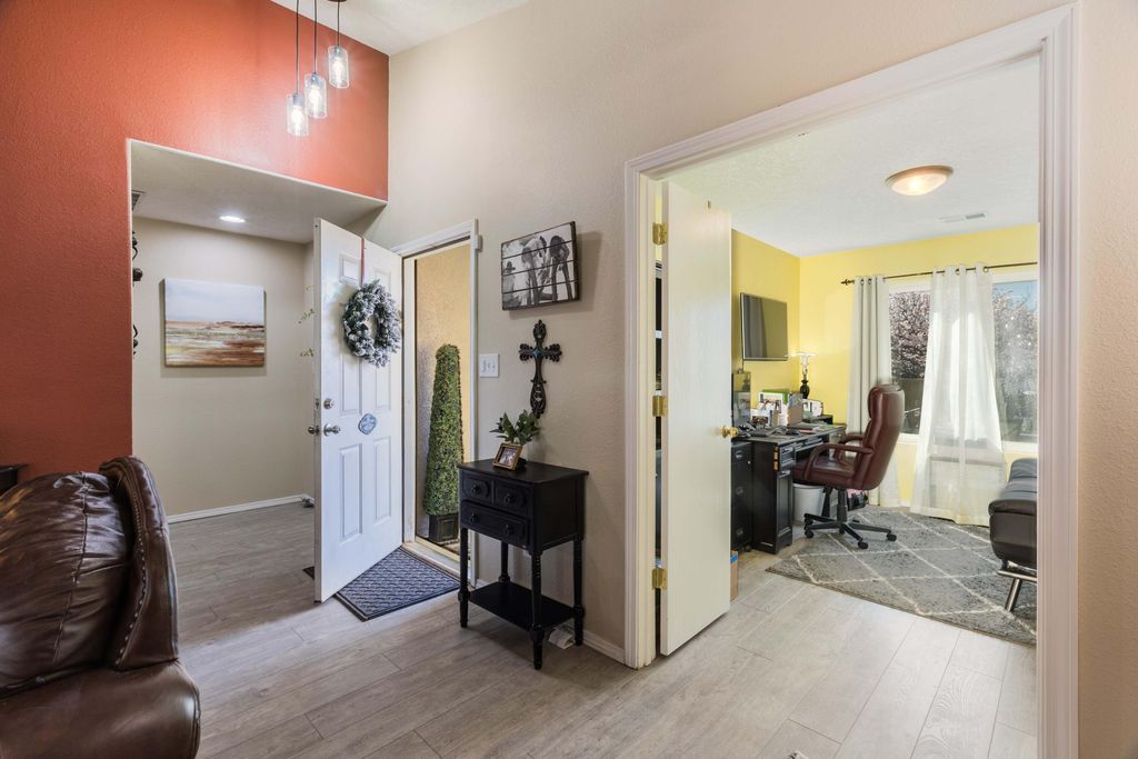 Image 4 of property listing at 1821 Gallinas Road NE, Rio Rancho, NM 87144