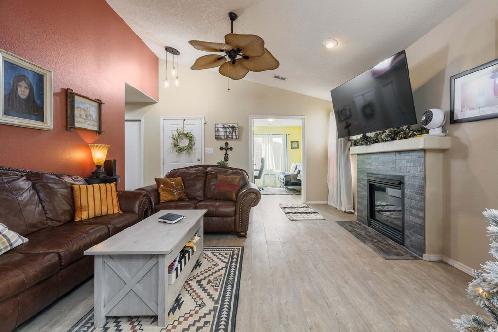 Image 6 of property listing at 1821 Gallinas Road NE, Rio Rancho, NM 87144