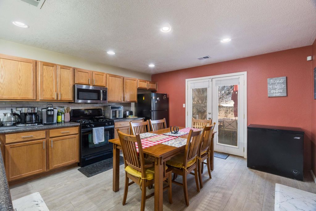 Image 8 of property listing at 1821 Gallinas Road NE, Rio Rancho, NM 87144