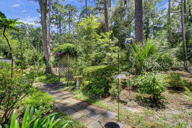 33 Oak Ct, Hilton Head Island, SC 29928