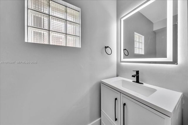 3494 Coco Lake Dr, Coconut Creek, FL 33073