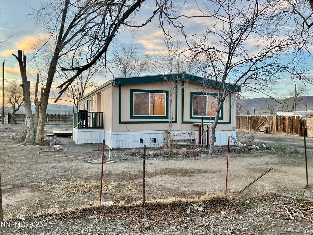 2735 Toiyabe Street, Silver Springs, NV 89429