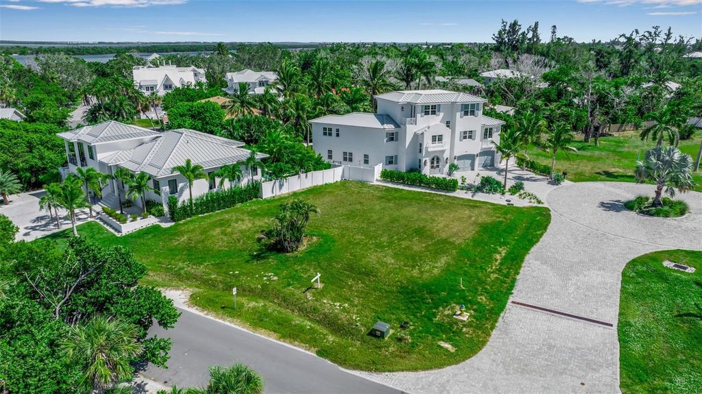 Image 4 of property listing at 610 HIBISCUS WAY, Longboat Key, FL 34228