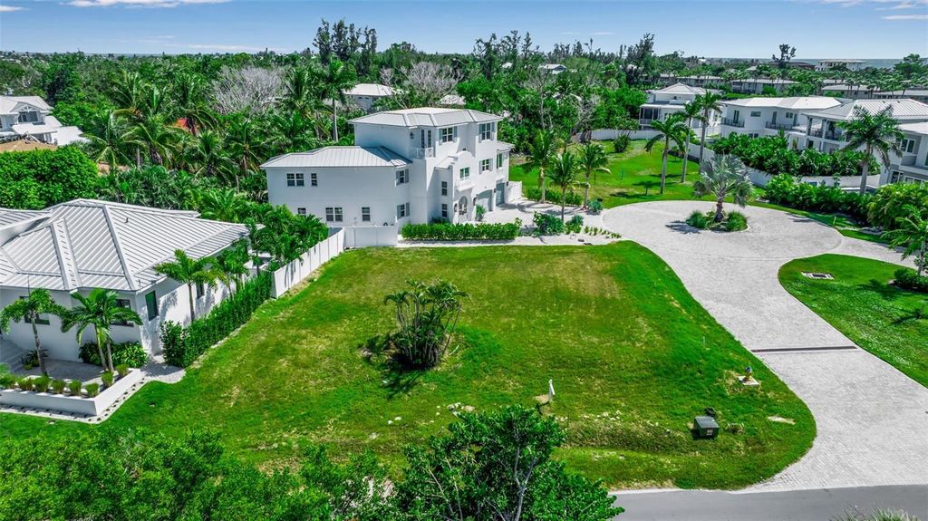 Image 8 of property listing at 610 HIBISCUS WAY, Longboat Key, FL 34228