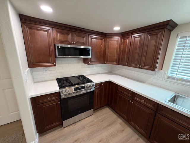 729 Sterling Road, Bakersfield, CA 93306