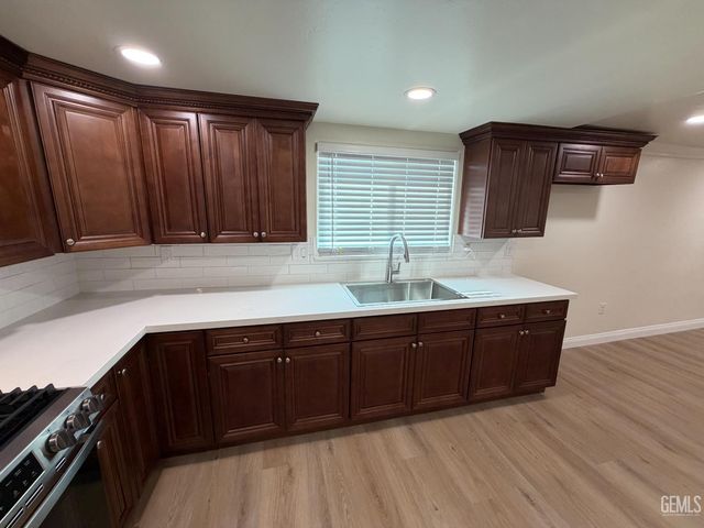 729 Sterling Road, Bakersfield, CA 93306