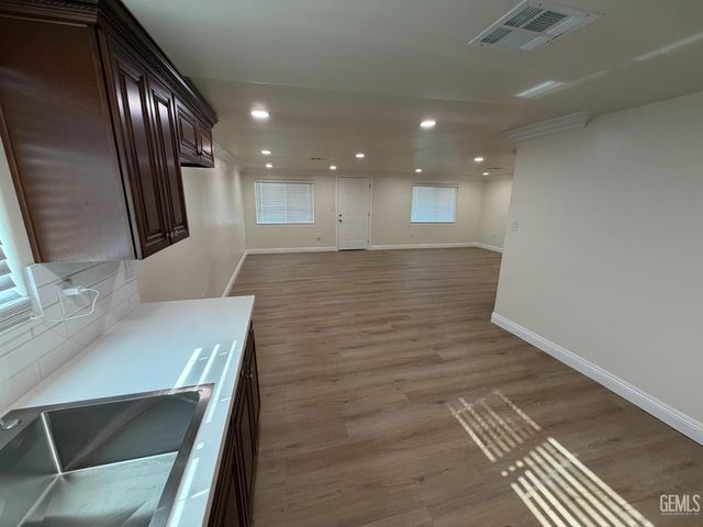 729 Sterling Road, Bakersfield, CA 93306