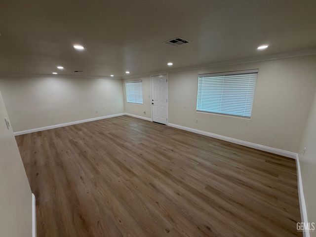 729 Sterling Road, Bakersfield, CA 93306