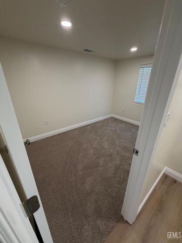 729 Sterling Road, Bakersfield, CA 93306