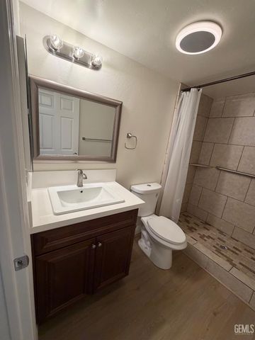 729 Sterling Road, Bakersfield, CA 93306