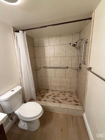 729 Sterling Road, Bakersfield, CA 93306