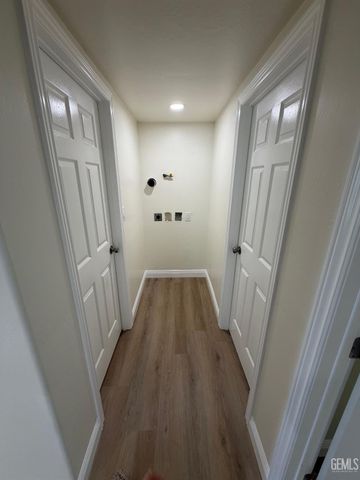 729 Sterling Road, Bakersfield, CA 93306