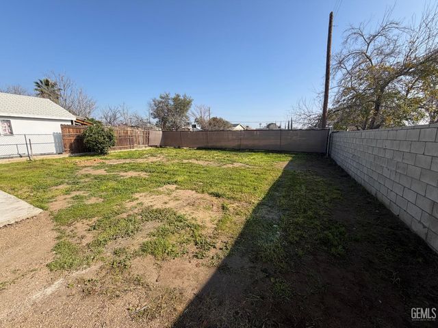 729 Sterling Road, Bakersfield, CA 93306