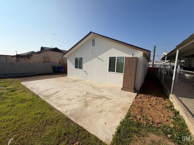 729 Sterling Road, Bakersfield, CA 93306