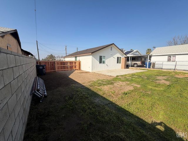 729 Sterling Road, Bakersfield, CA 93306