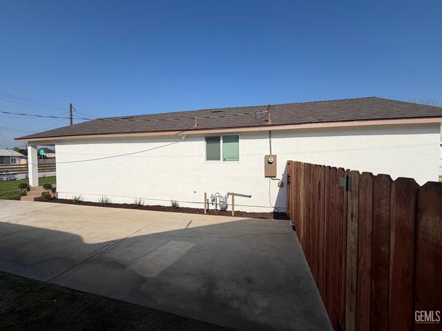 729 Sterling Road, Bakersfield, CA 93306
